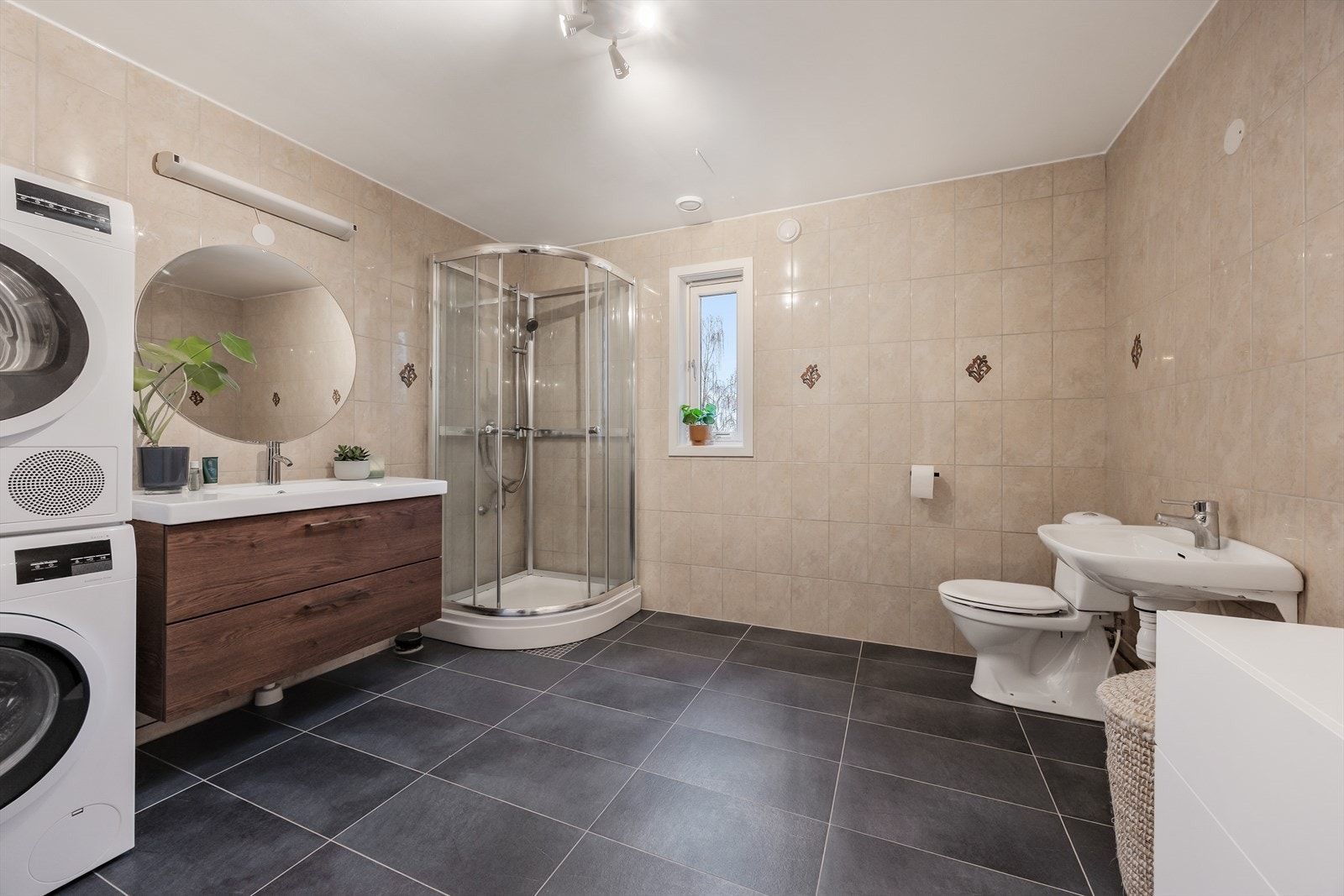 Flislagt baderom av god størrelse. Nytt baderommsinnredning fra 2021. Galleribilde