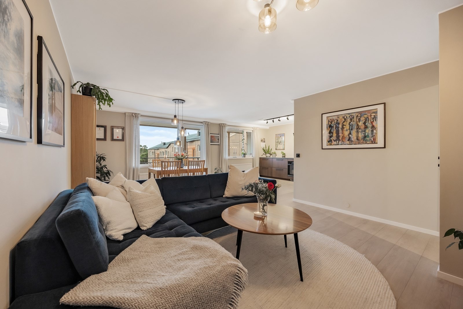 Romslig stue i behagelige fargetoner. Galleribilde