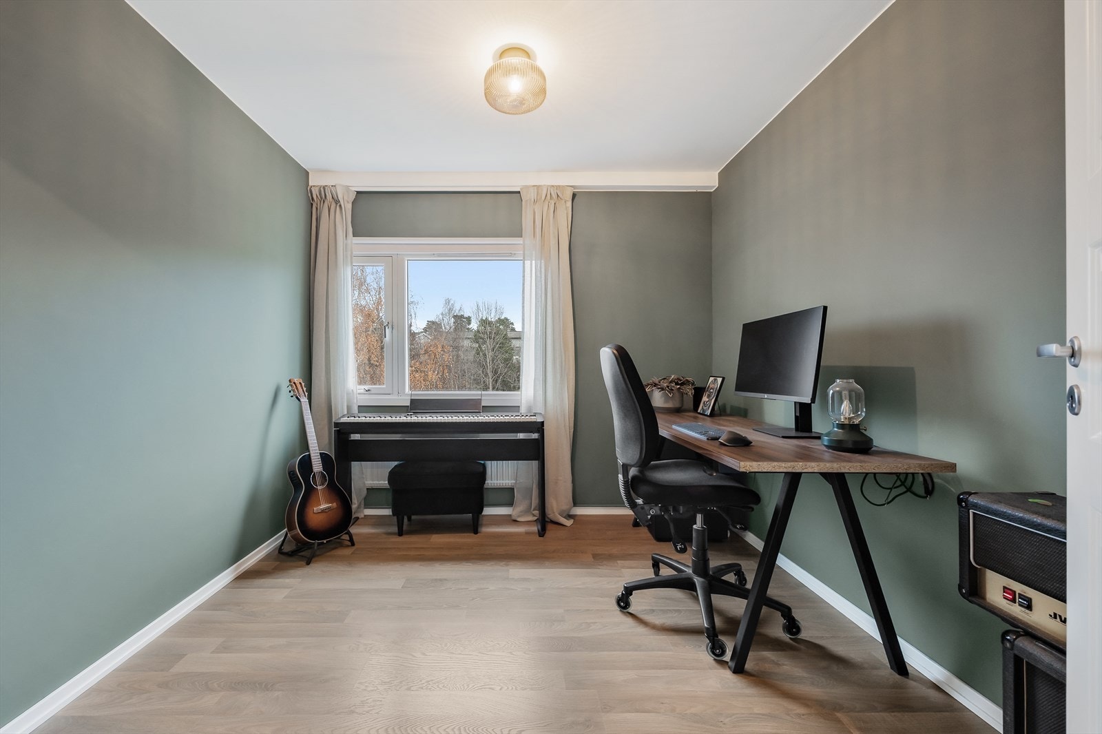 Soverom 2 er også av allsidig størrelse med god plass til å møblere slik du ønsker. Ny malt i 2023/2024 Galleribilde