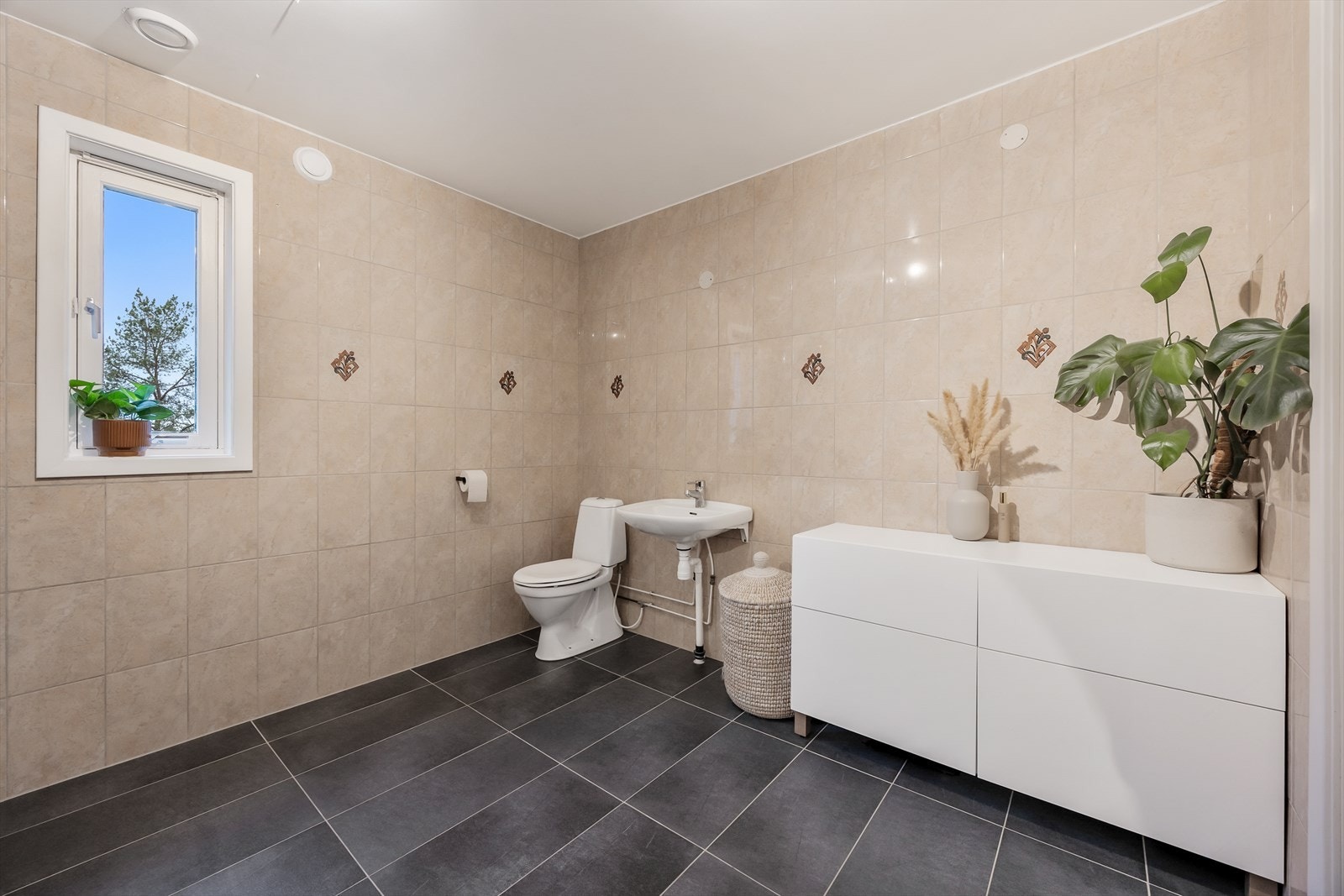 Badet er svært romslig og har plass til ekstra oppbevaring. Galleribilde