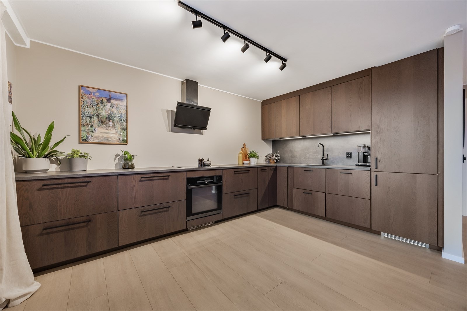 Kjøkkenet bærer et moderne og stilrent preg som løfter utstrålingen til boligen. Galleribilde