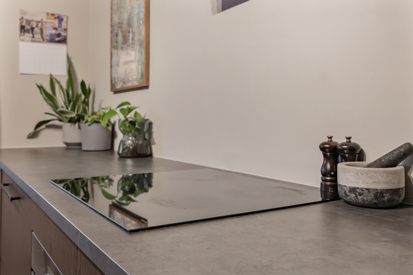 Integrert platetopp, stekeovn og kjøl-/fryseskap medfølger. Galleribilde