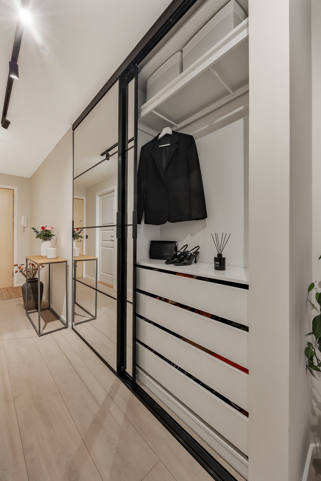 Moderne garderobeskap som har integrerte skuffer og ryddige løsninger. Galleribilde