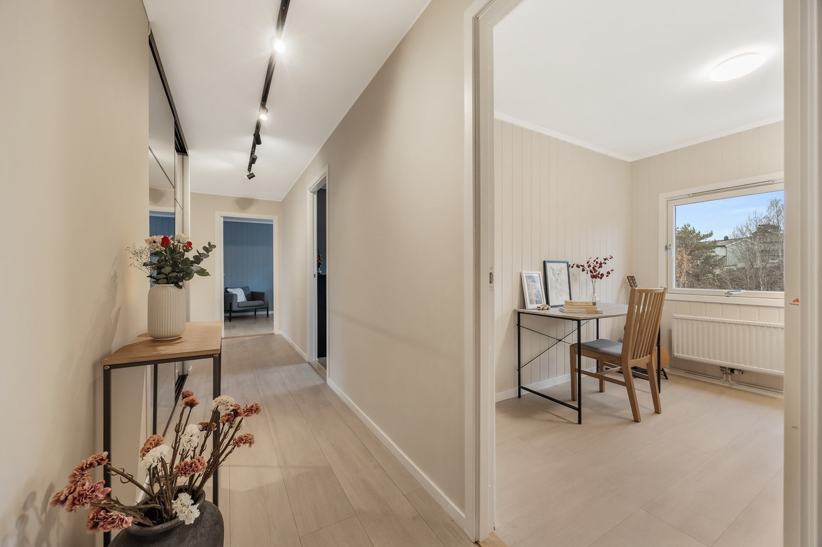 Meget romslig inngangsparti med god plass til å henge fra seg yttertøy. Det ble lagt nytt gulv og malt i 2023/2024 Galleribilde