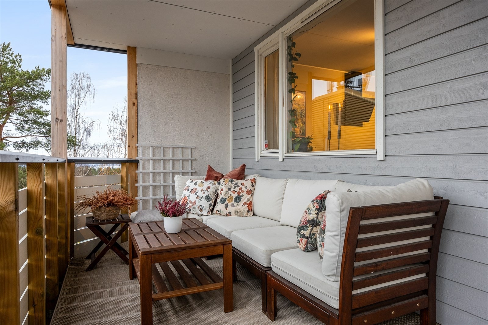 Her kan du møblere som du ønsker. Overbygg gjør balkongen funksjonell hele året. Galleribilde