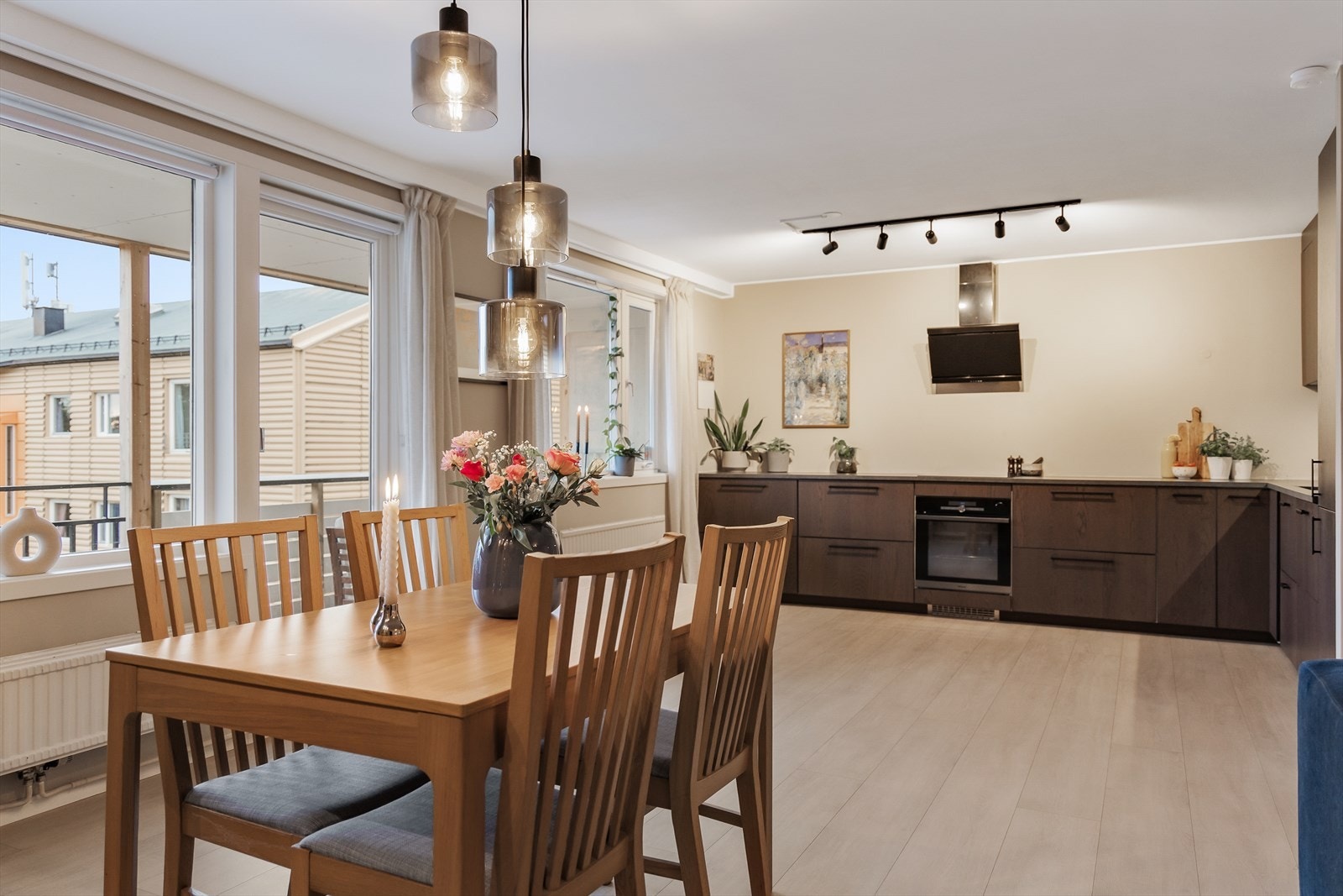 Åpen kjøkkenløsning gir leiligheten et åpent utrykk. Galleribilde