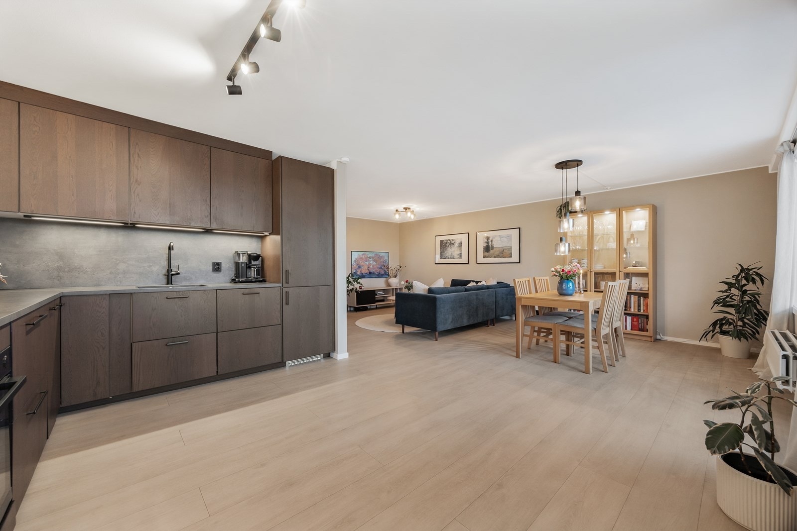 Svært romslig kjøkken med åpen løsning mot stuen. Galleribilde