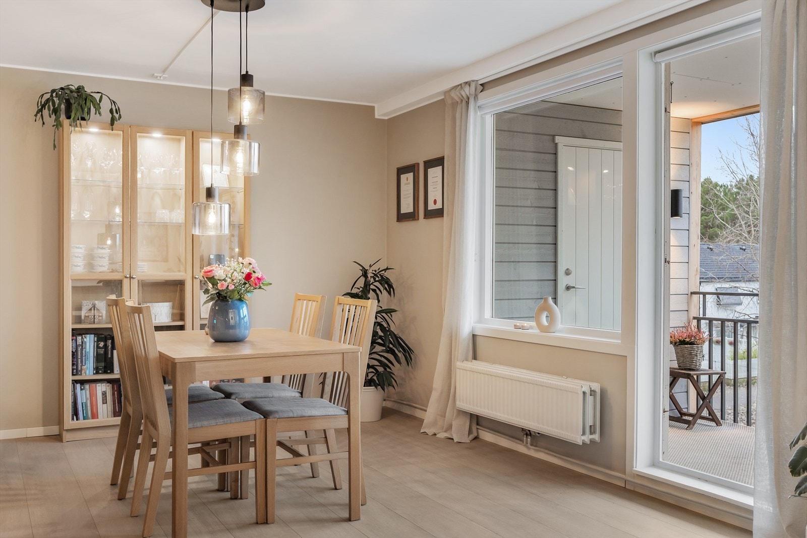 Fra stuen er det direkte utgang til stor balkong. Galleribilde