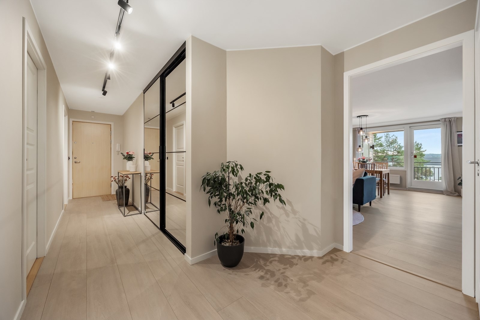 Romslig entré med integrert skyvedørsgarderobe fra 2024 Galleribilde