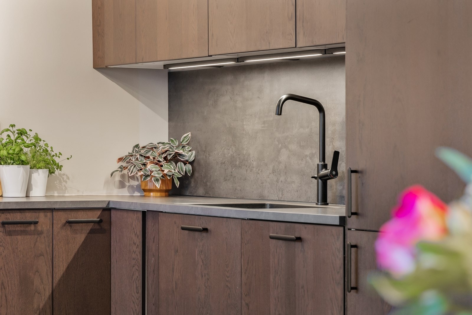 Nedfelt oppvaskkum med moderne design. Galleribilde