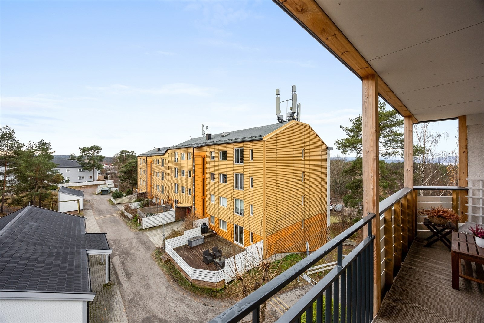 Hyggelig utsyn over nabolaget. Leiligheten ligger i toppetasje og ende. Galleribilde