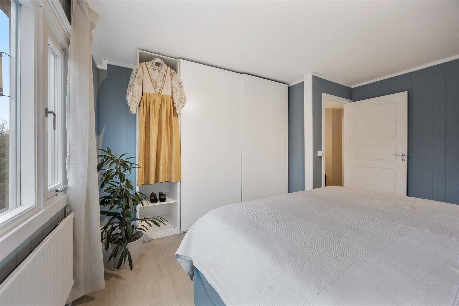 Store garderobeskap bidrar til ryddig oppbevaring. Galleribilde