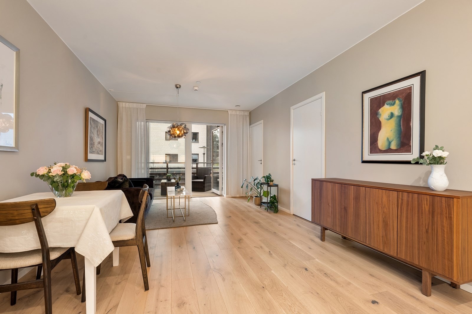 Det er plass til å møblere flere soner med både sofakrok, TV møbel og spisebord med tilhørende stoler. Galleribilde