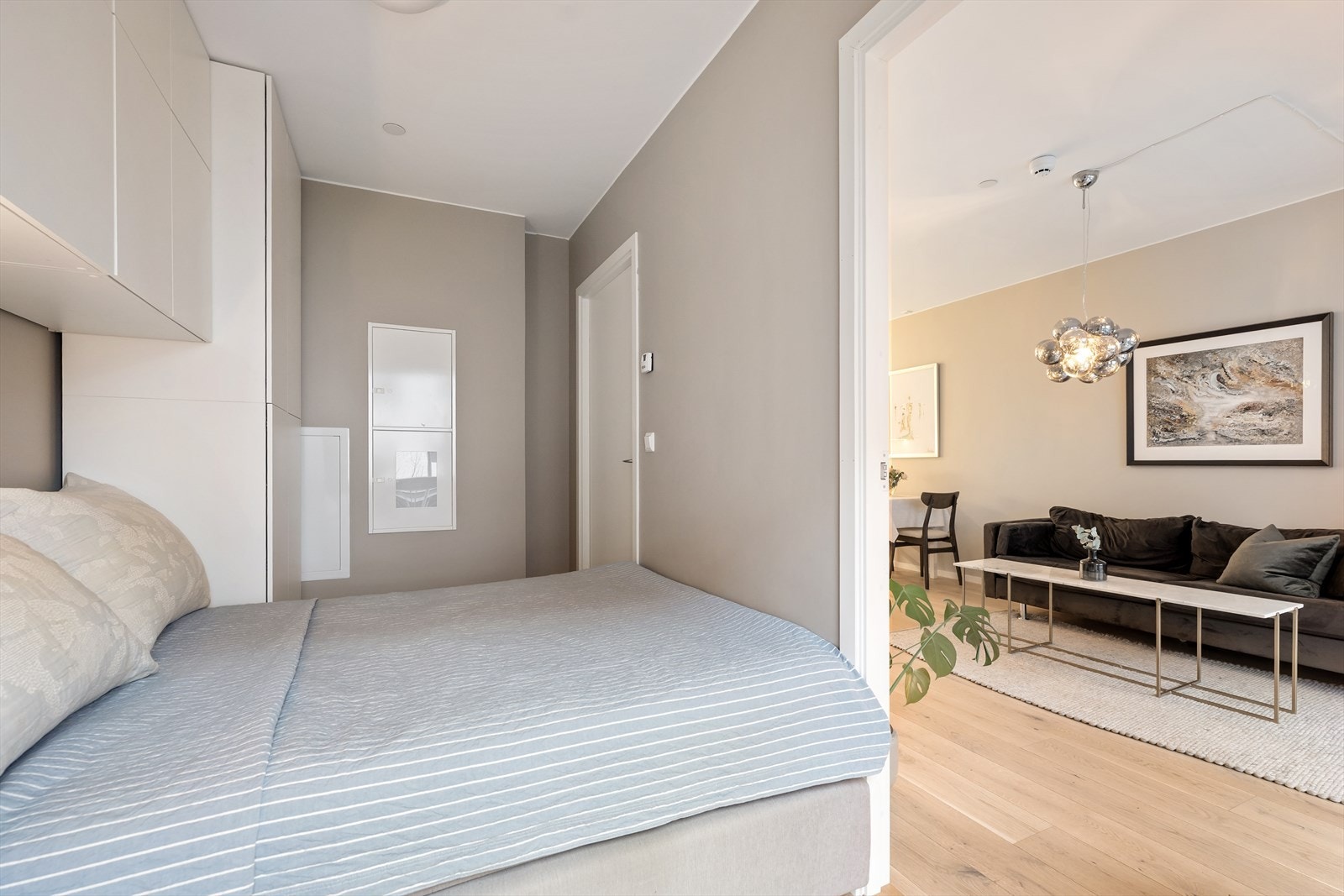 Soverommet er praktisk innredet med do dører. Dette gjør det mulig å møblere rommet med dobbeltseng. Det er også en stor plassbygget graderobeløsning som rommer mye. Galleribilde