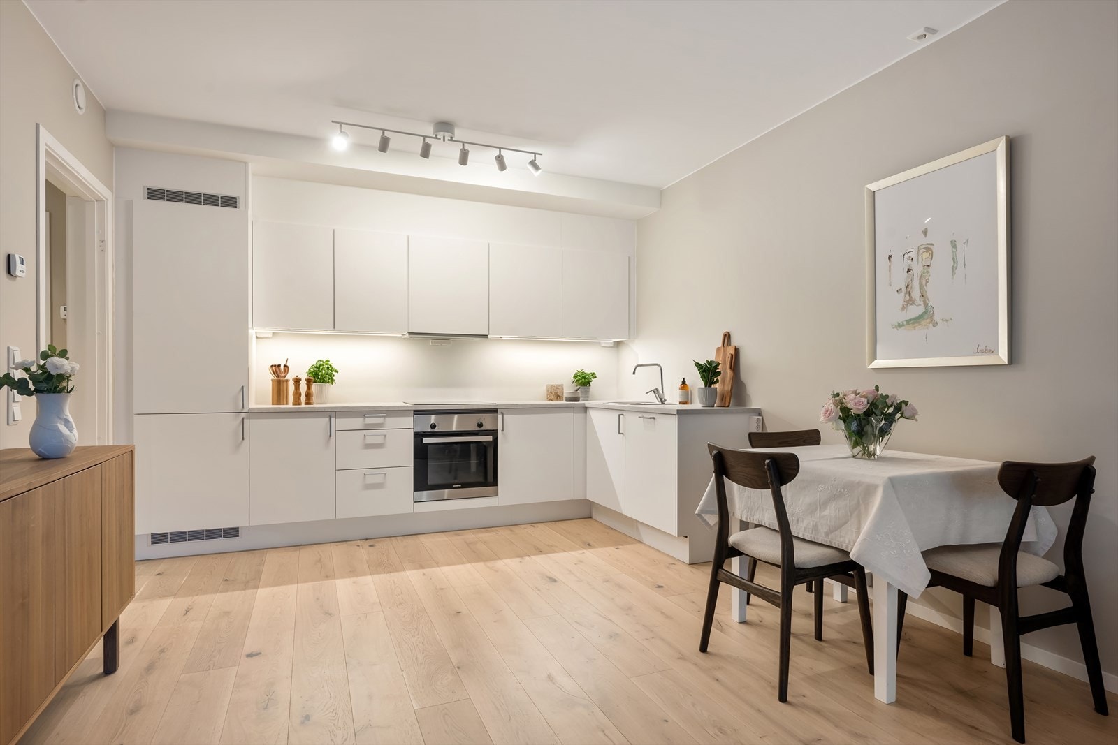 Kjøkkenet strekker seg langs den ene kortveggen i stue/kjøkkenrommet. Galleribilde