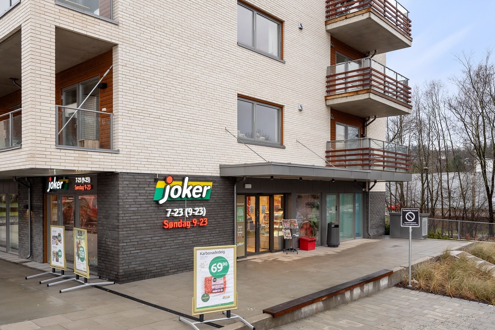 Det er nylig åpnet en Jokerbutikk på området. Åpent 7 dager i uken. Det er også planlagt et nærsenter med spisested og andre tilbud. Galleribilde