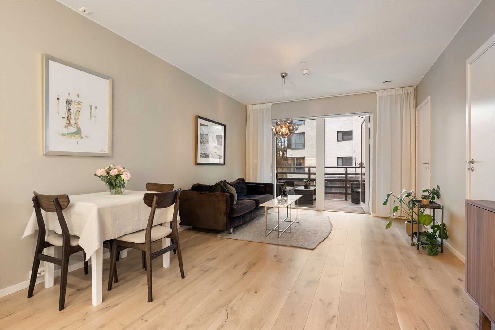 Leiligheten har åpen stue og kjøkkenløsning med balkong i den ene enden. Galleribilde