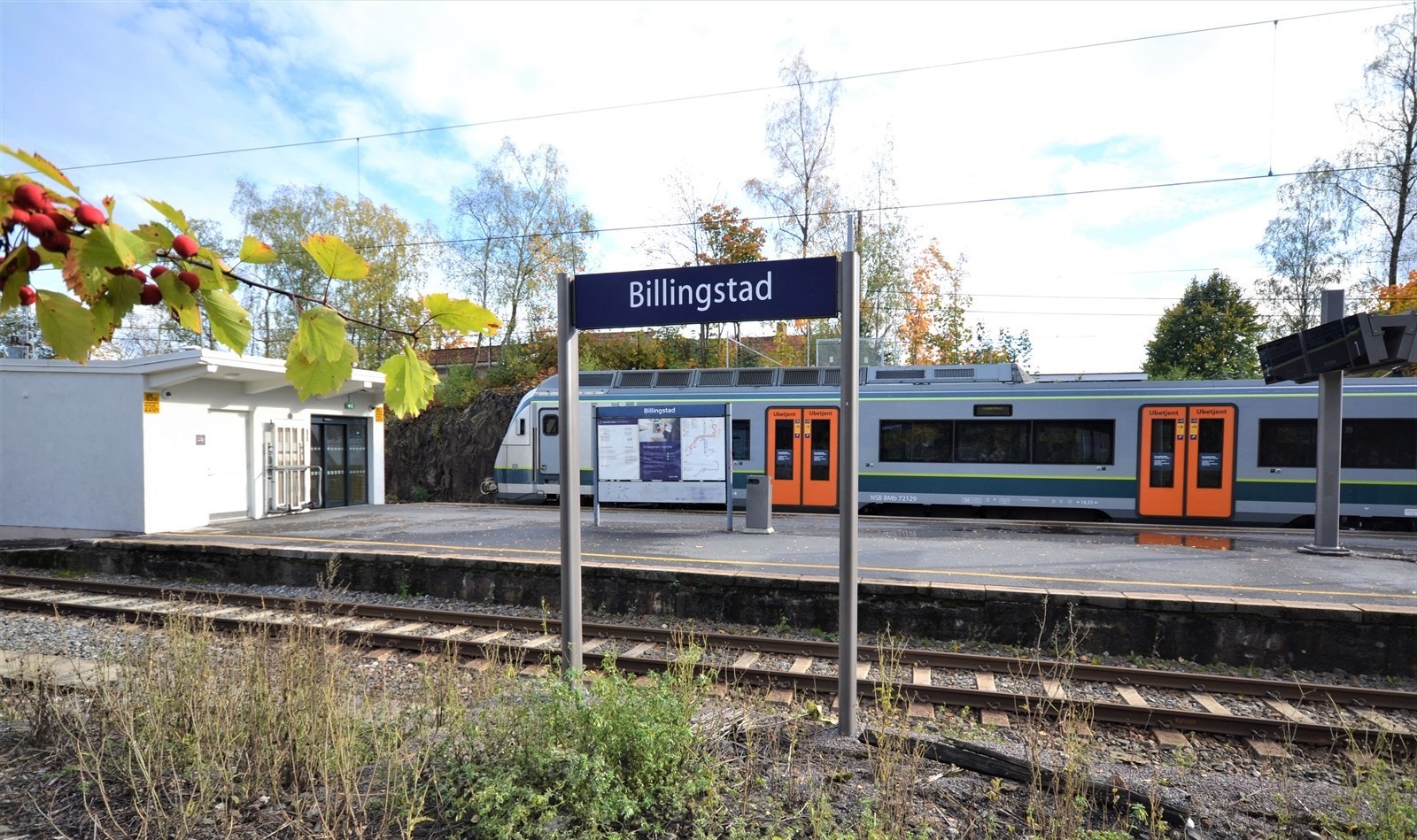 Kort gangavstand til offentlig kommunikasjon, både tog samt ekspressbuss til Oslo. Galleribilde
