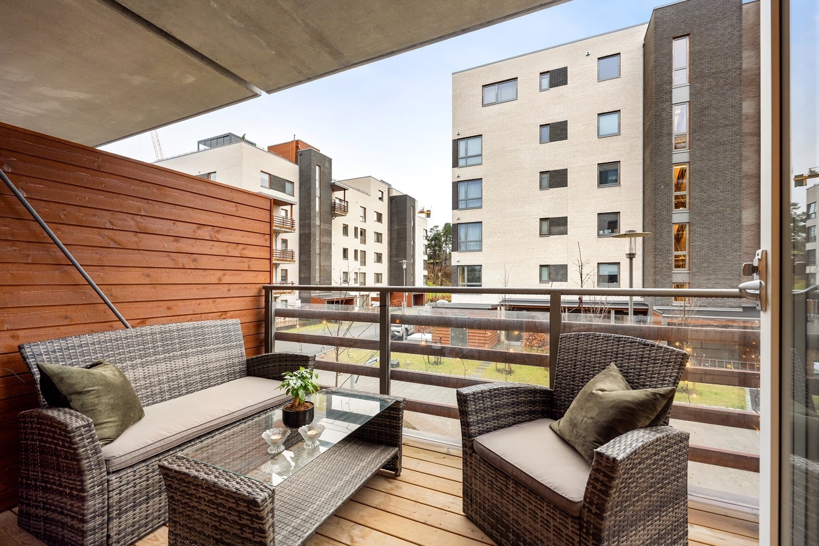 Balkongene er overbygget og har plass til loungemøbler. Galleribilde