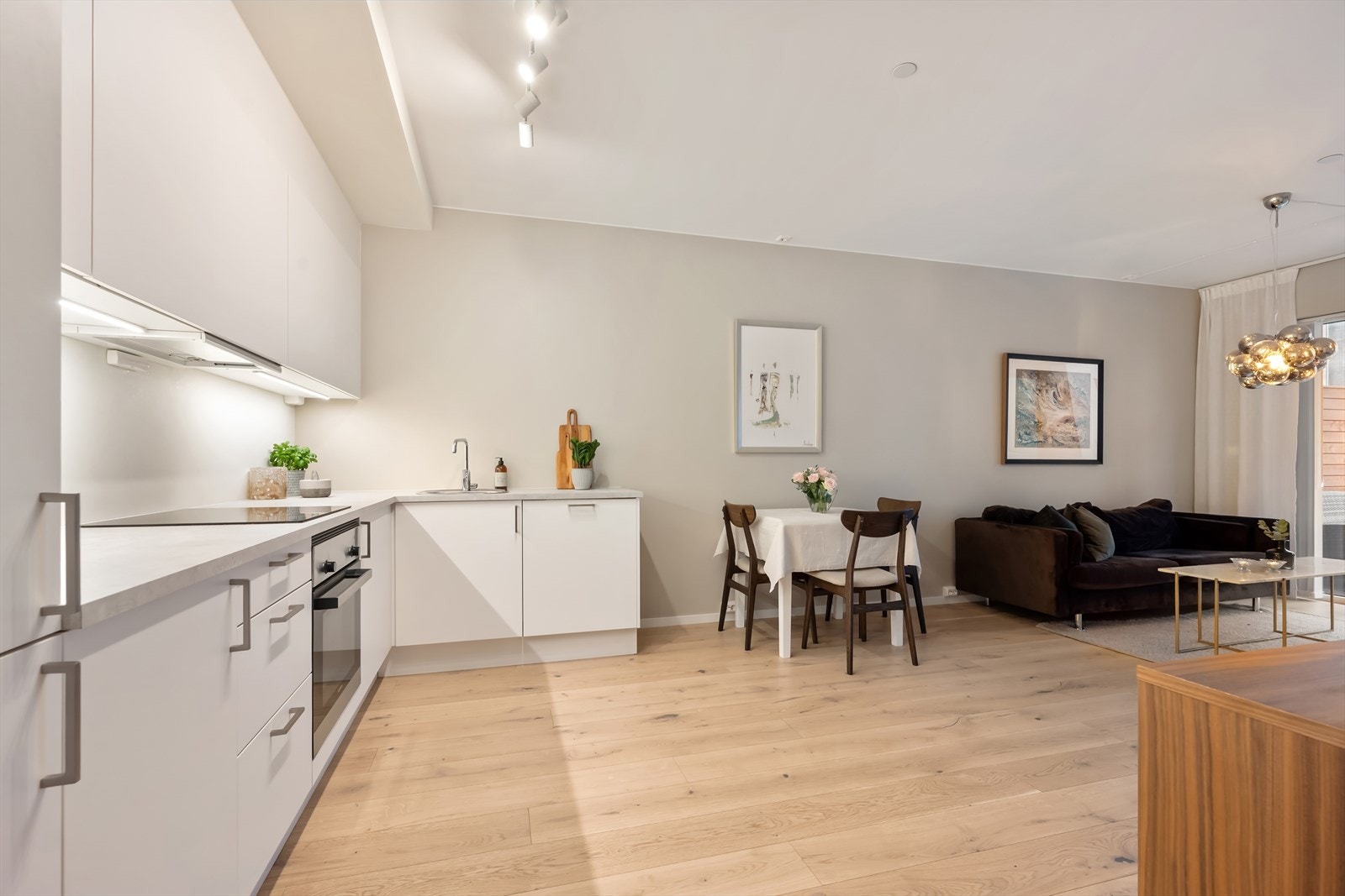 Her er det godt med skapplass og fine arbeidsflater. Galleribilde