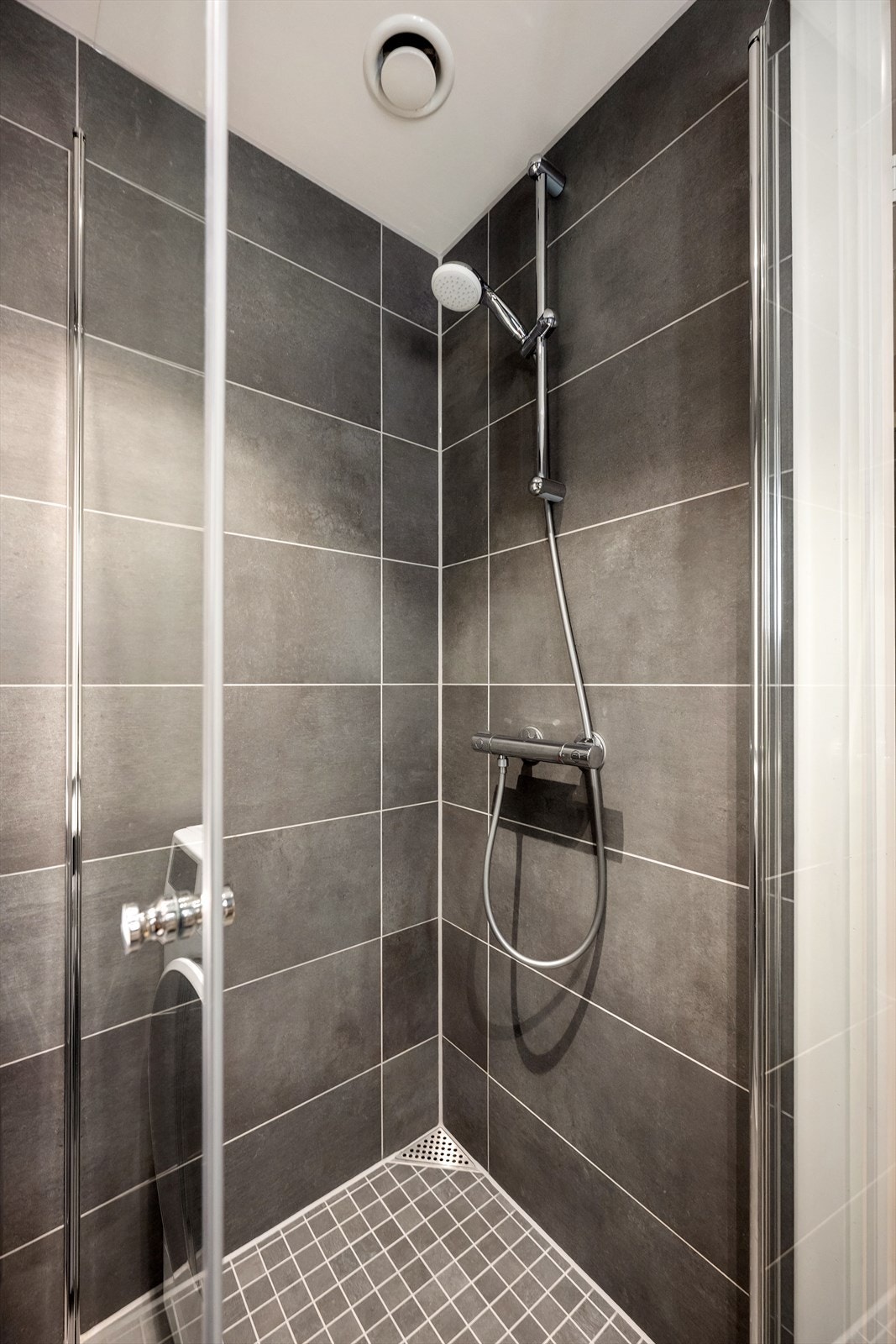 Det er varmekabler på gulvet på badet. Resten av leiligheten har vannbåren gulvvarme. Galleribilde