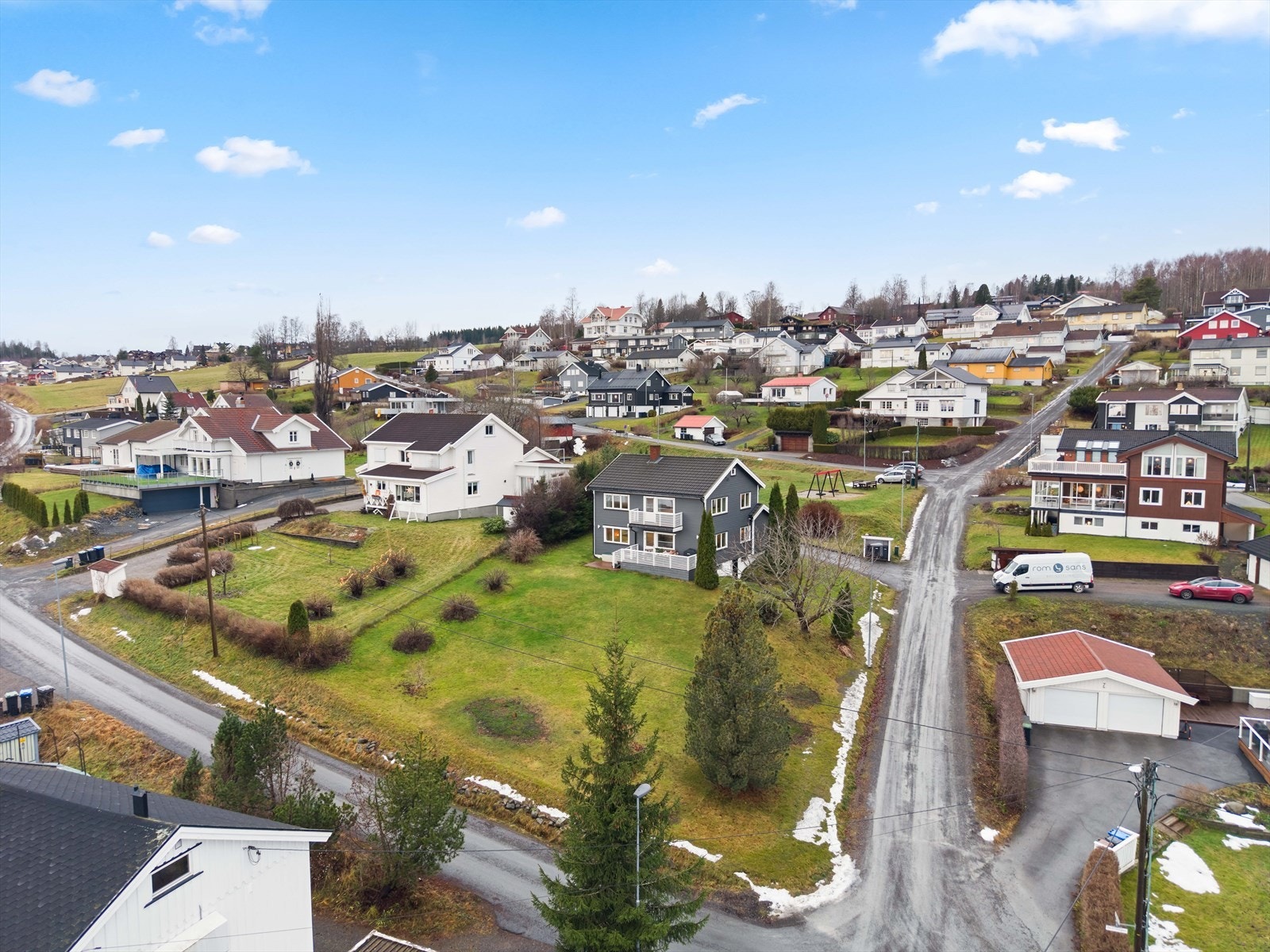 Oversiktsbilde - Legg merke til lekeplass/fotballbane rett bak huset! Galleribilde