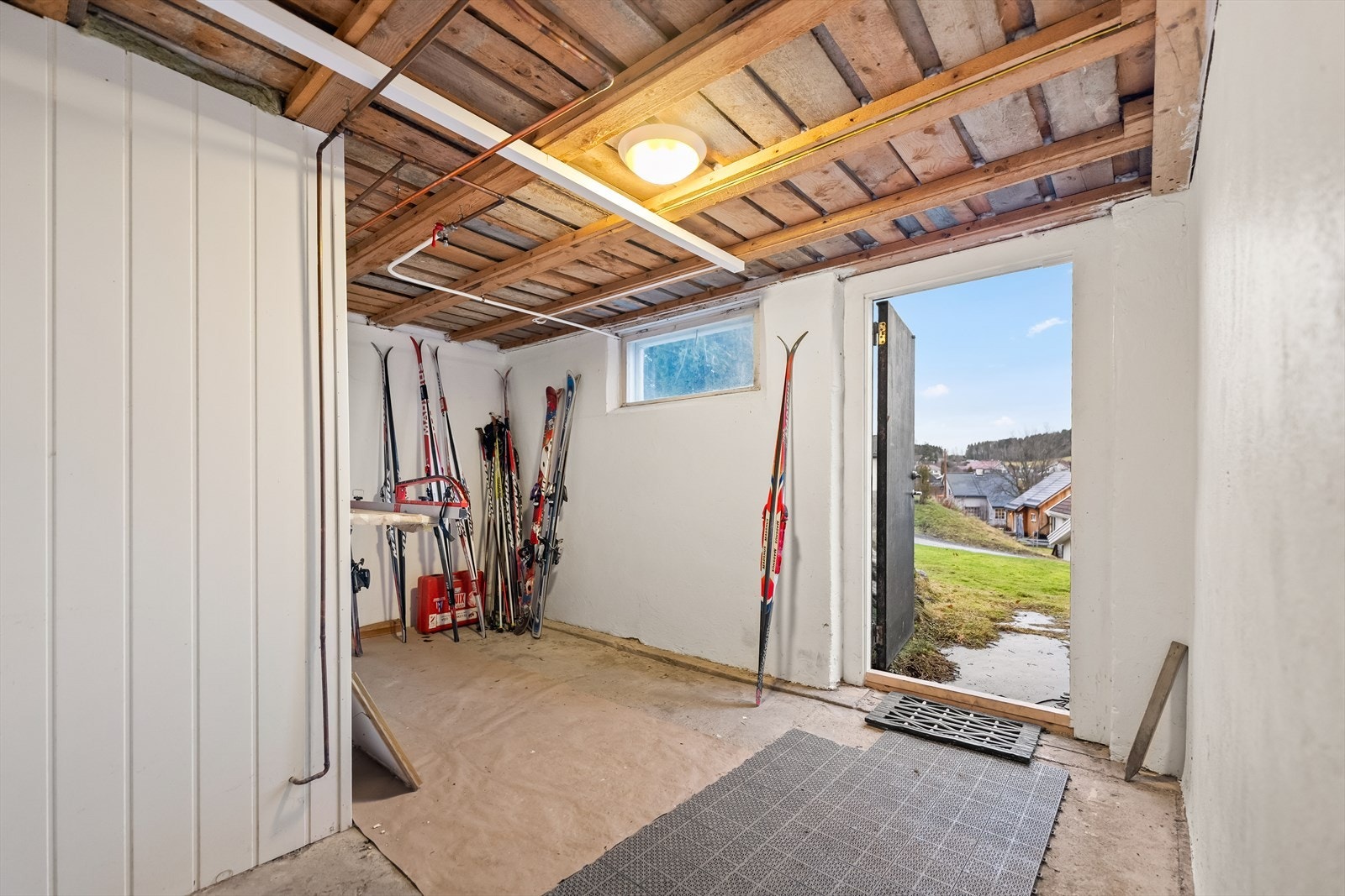 Romslig kjeller med stort potensiale for ønsket bruk - Egen inngang. Galleribilde