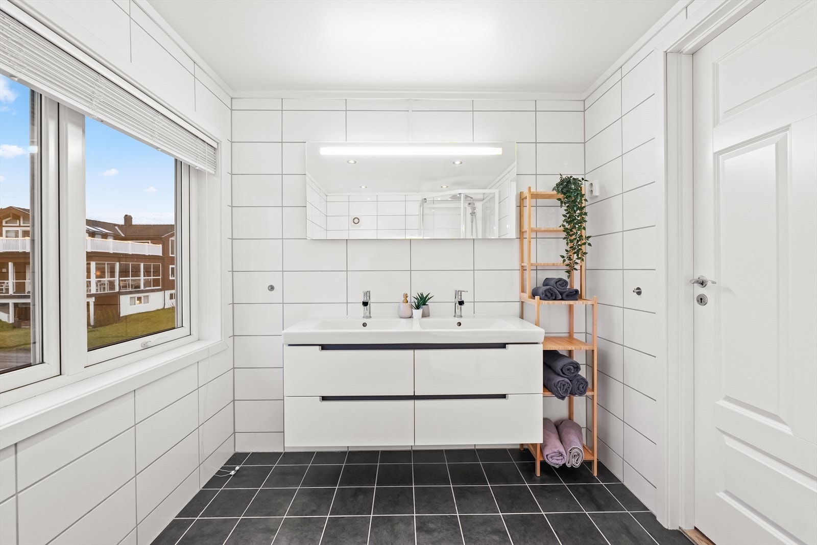 Praktisk dobbelservant og speil med integrert belysning. Galleribilde