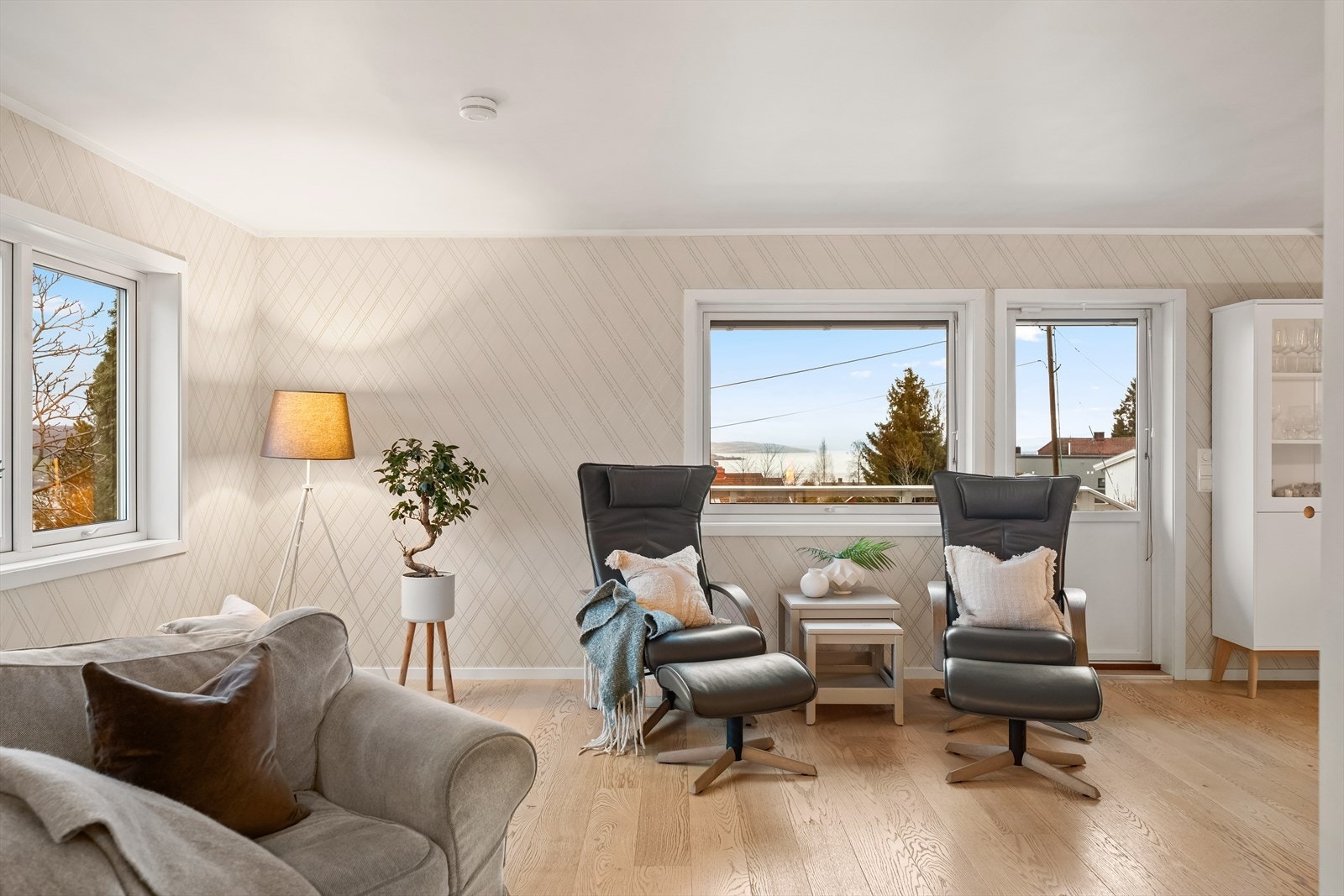 Legg merke til utsikten - Naturligvis utgang til flott terrasse og stort hageområde. Galleribilde