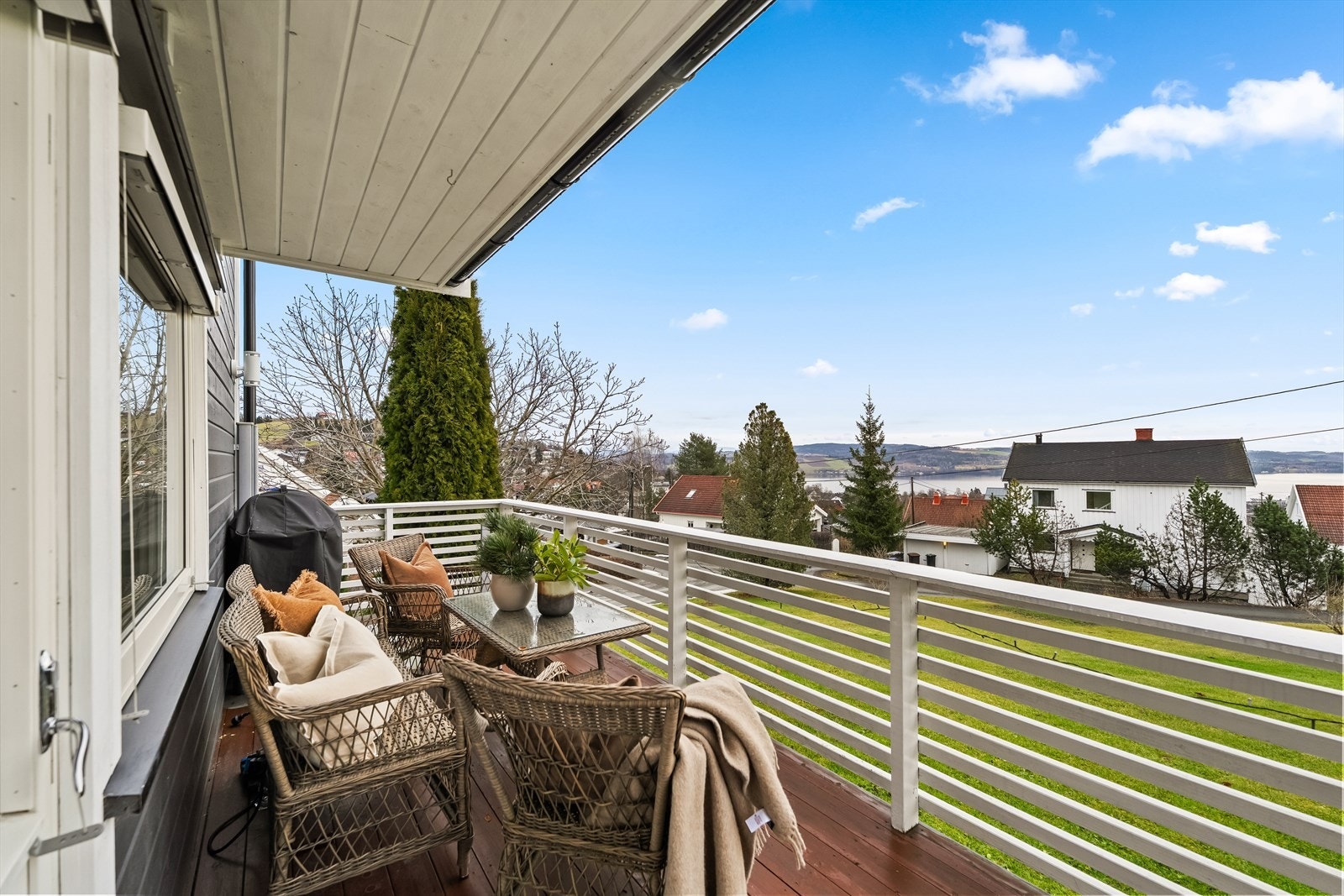 Fin plass til møblering og grillområde - Delvis overbygd av balkong. Galleribilde