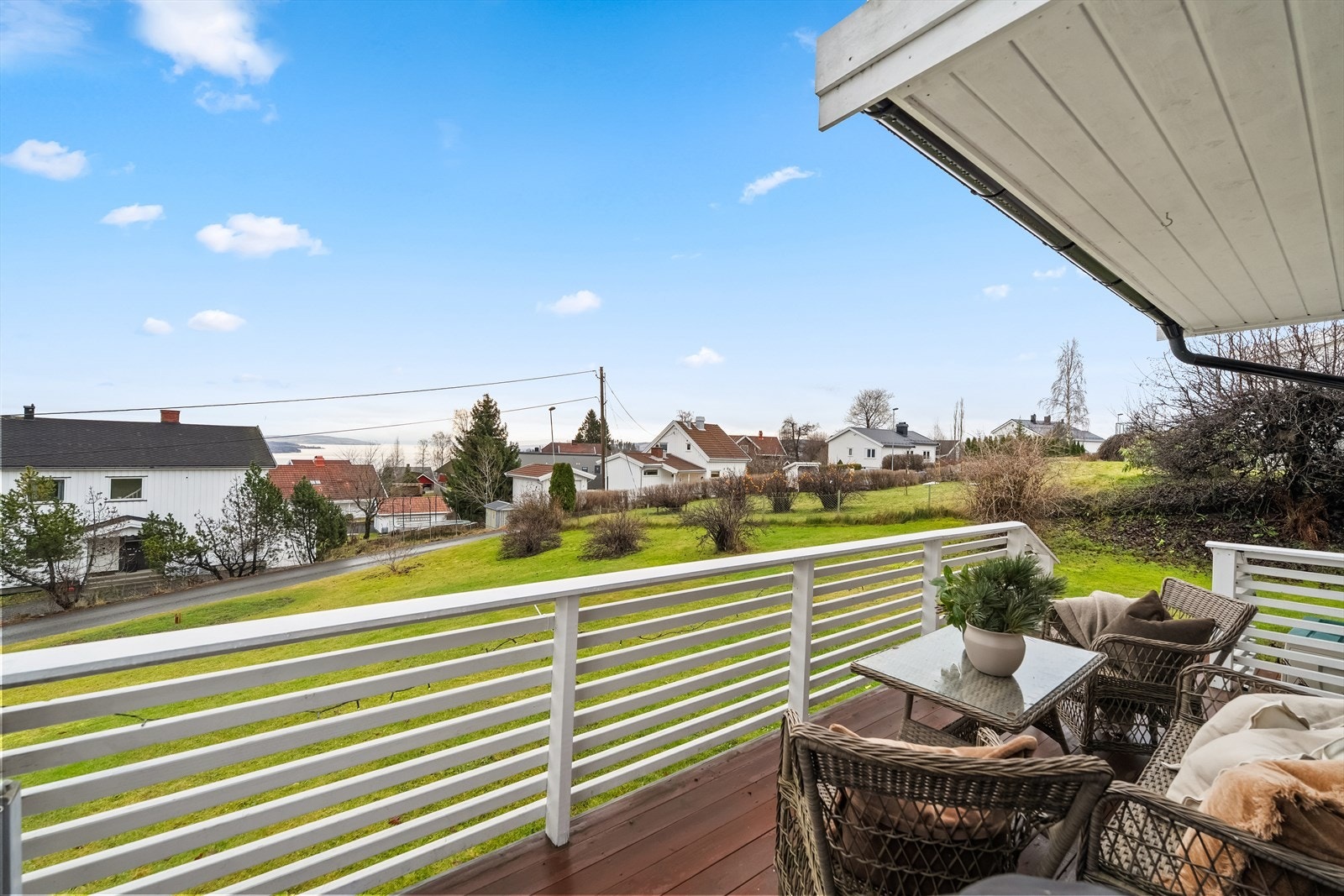 Terrasse utenfor stuen - Utsikt og direkte tilgang på hagen. Galleribilde