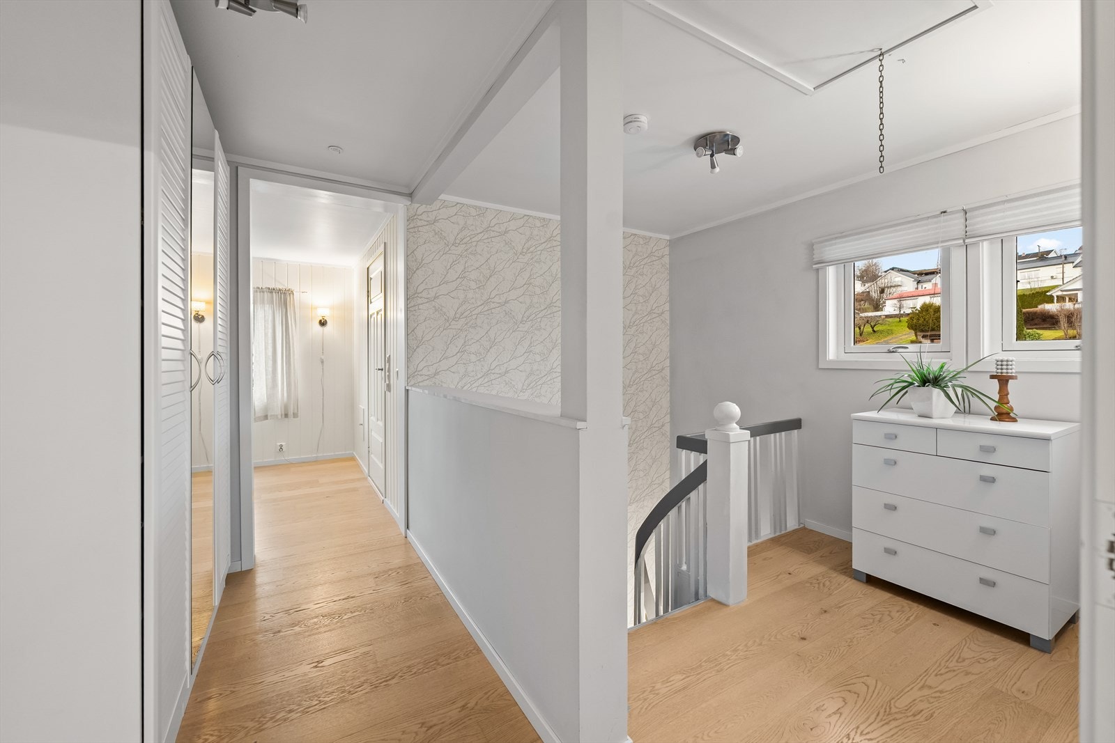 Romslig gang i 2. etasje med plass til oppbevaringsmøblement m.m. Galleribilde