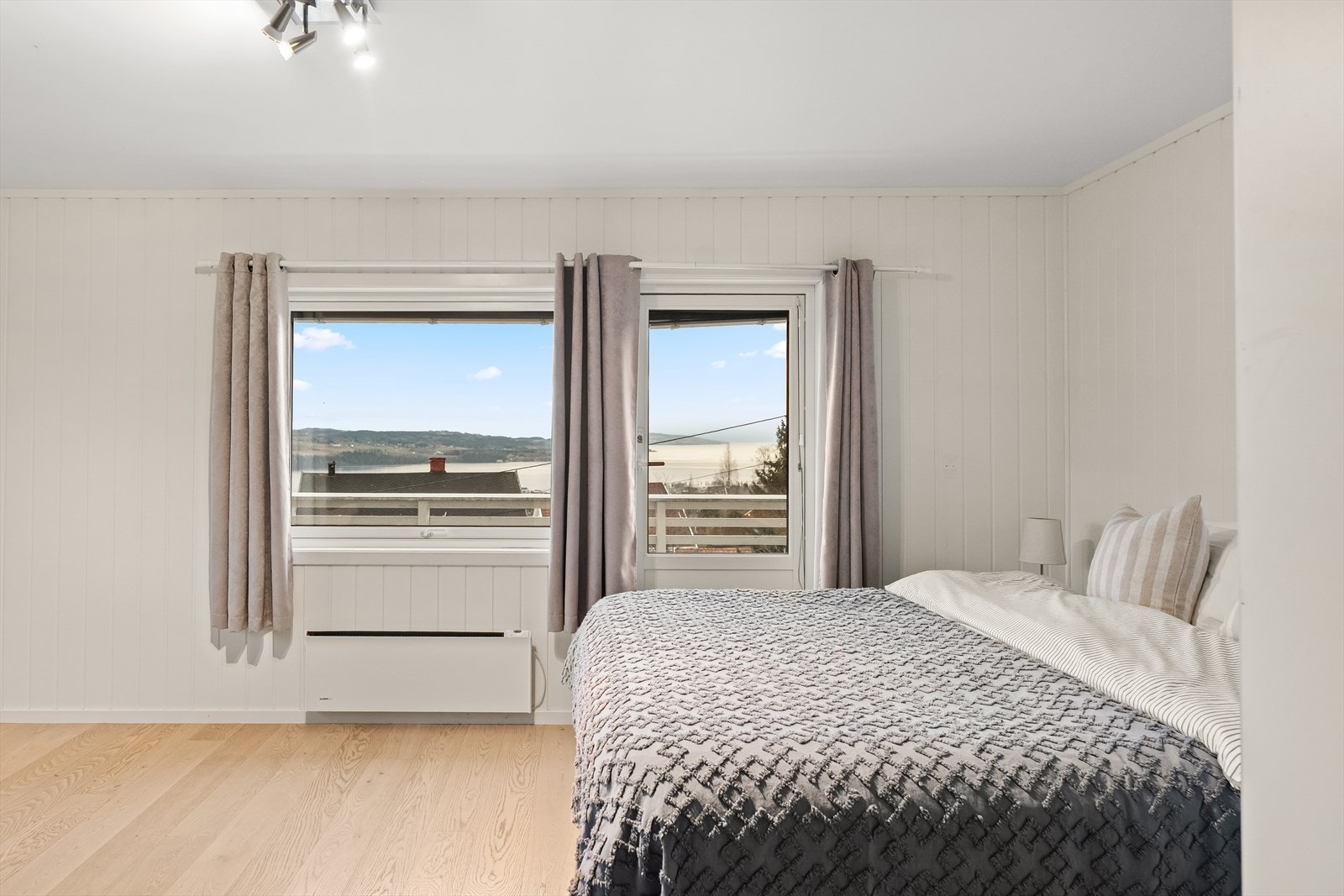 Det er også utgang til balkong med fantastisk utsyn mot Mjøsa. Galleribilde