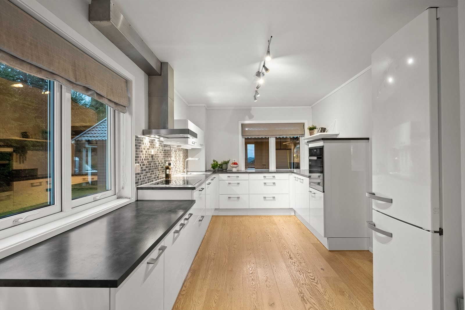 Kjøkkenet ligger i en egen sone med svært god skap- og benkplass. Galleribilde