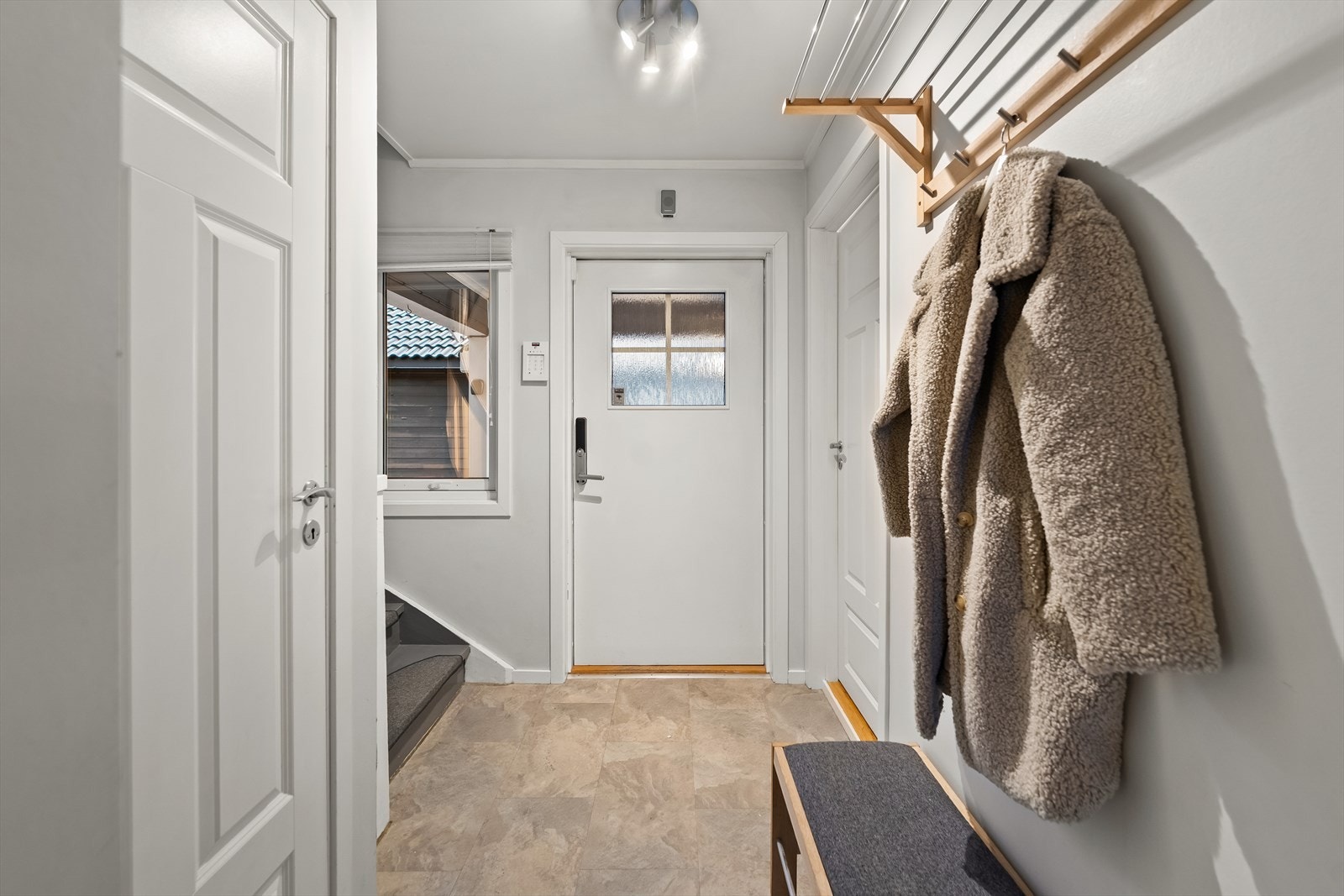 Entre med tilgang på bad/vaskerom, kjeller og 2. etasje. Galleribilde