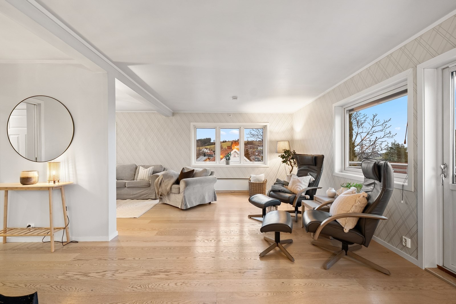 Stuen oppleves som romslig med rikelig lysinnslipp og flott utsikt både mot Mjøsa, Hovde og sørbyen. Galleribilde