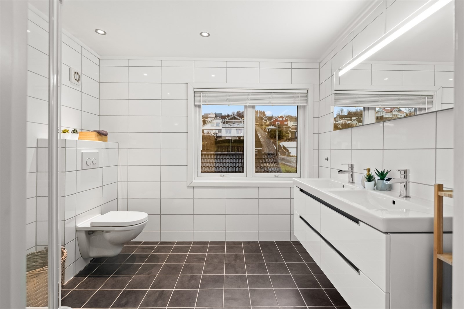 Tilsvarende farge-/materialvalg på badet i 2. etasje. Galleribilde