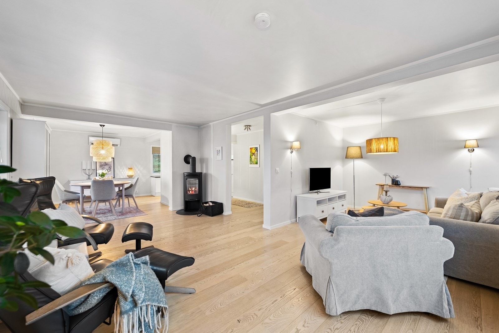 Velkommen inn - Gjennomgående god standard fra 2013 med glatte tapetserte vegger, parkett og tidsriktig utførelse. Galleribilde