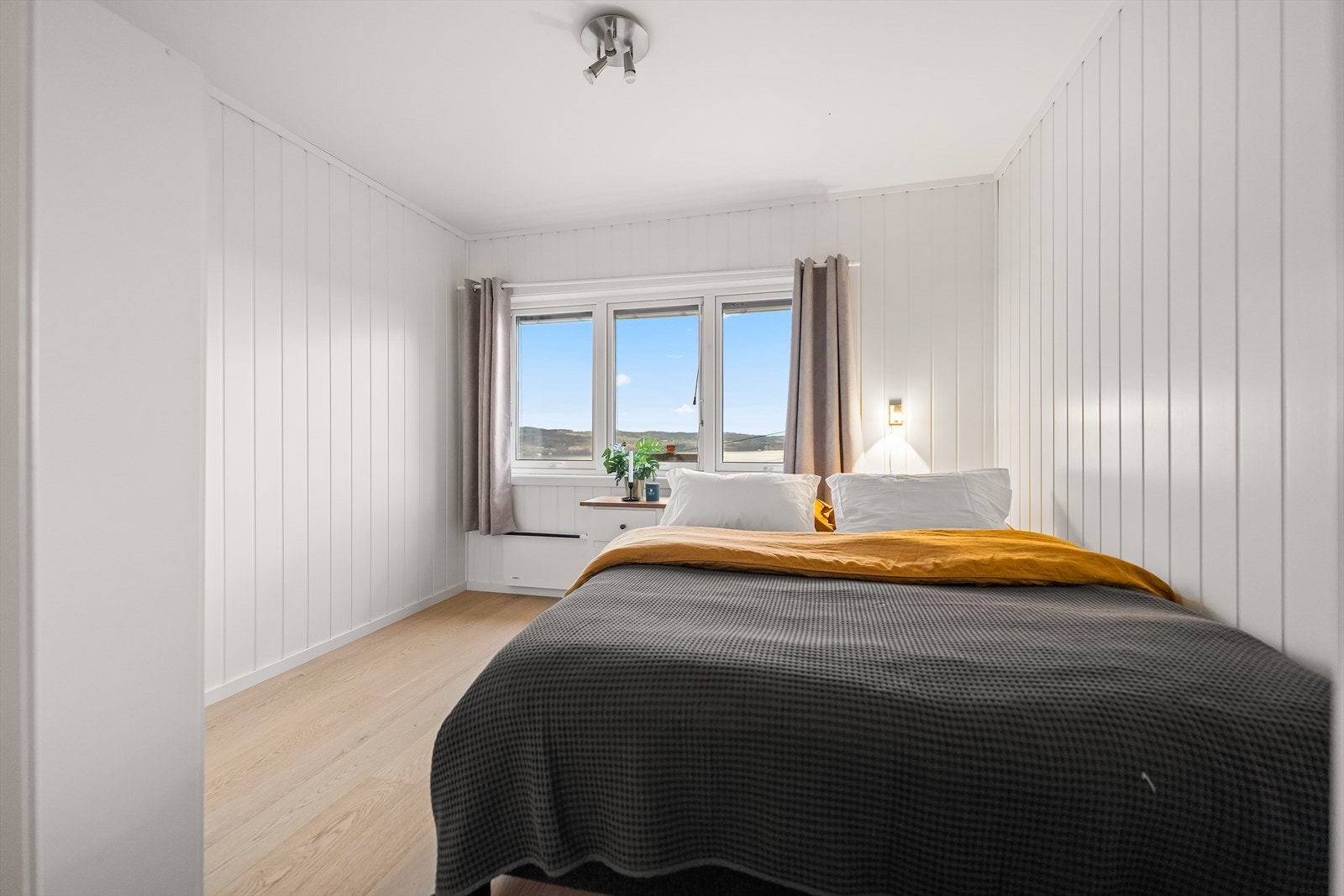 Soverom 3 - Også dette med god plass til dobbeltseng og tilhørende møblement. Galleribilde