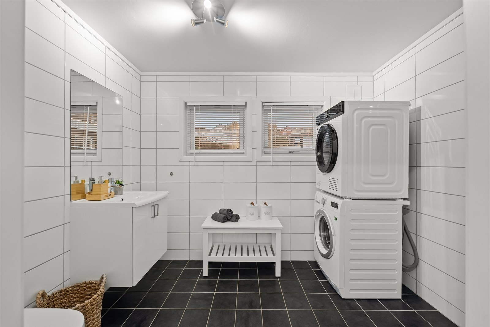 Begge våtrom ble renovert av fagfolk i 2013 og holder en tidløs helfliset standard. Galleribilde