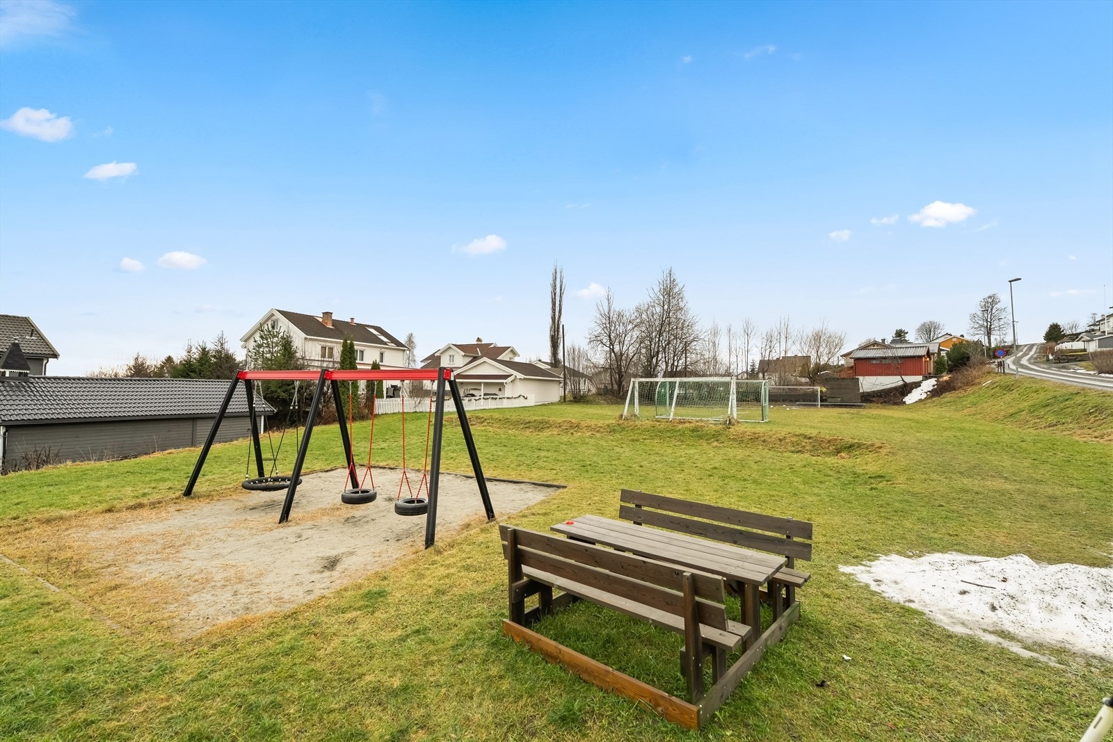 Detalj - Lekeplass på nabotomt. Galleribilde