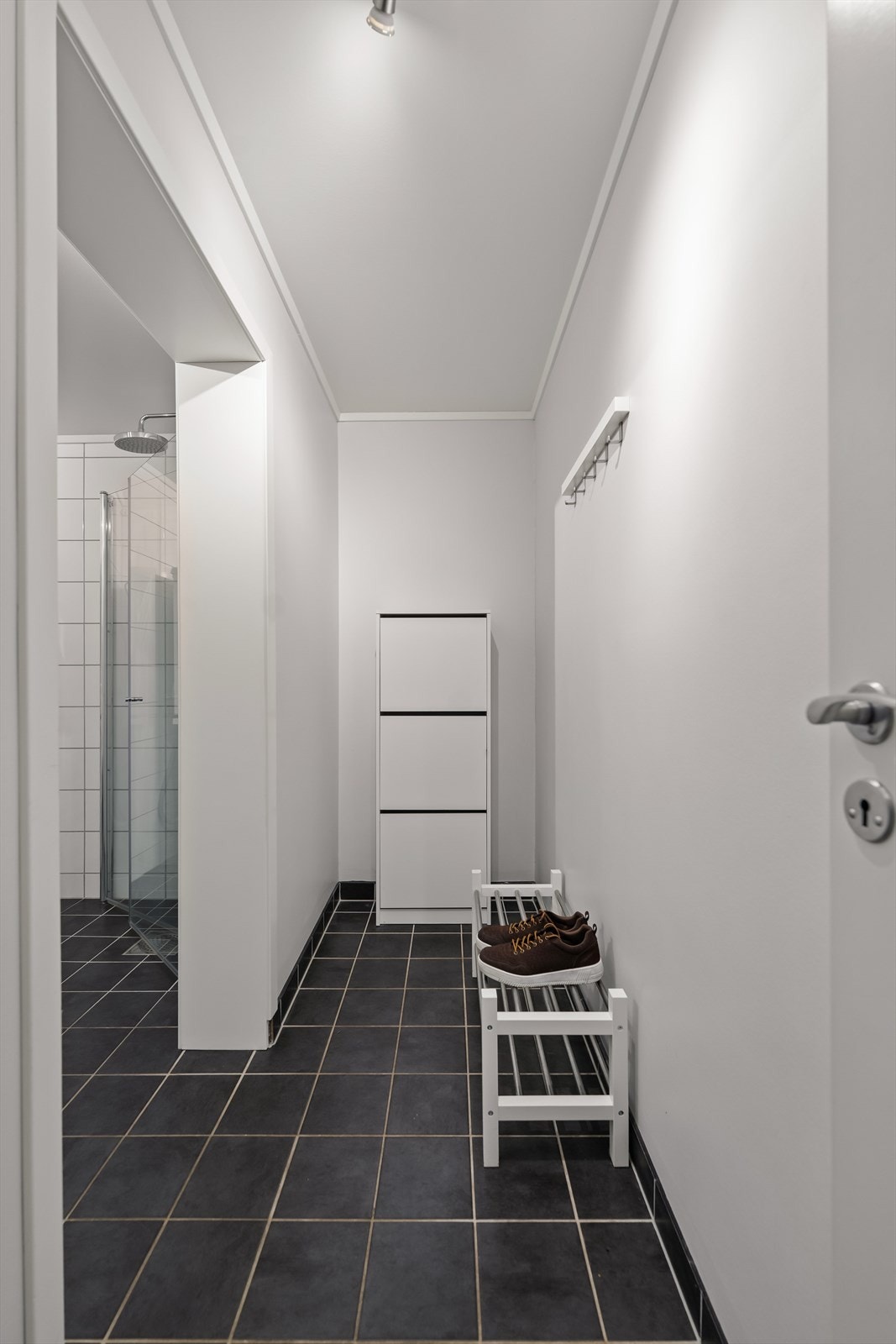 Fra gang har man tilgang på kombinert bad/vaskerom - Her har man også ekstra garderobeplass. Galleribilde