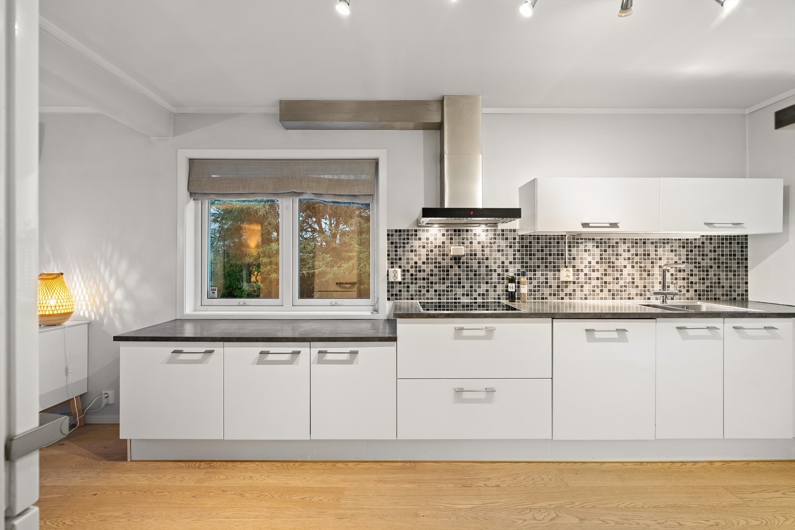 Stilrent og tidløst kjøkken med integrerte hvitevarer. Galleribilde