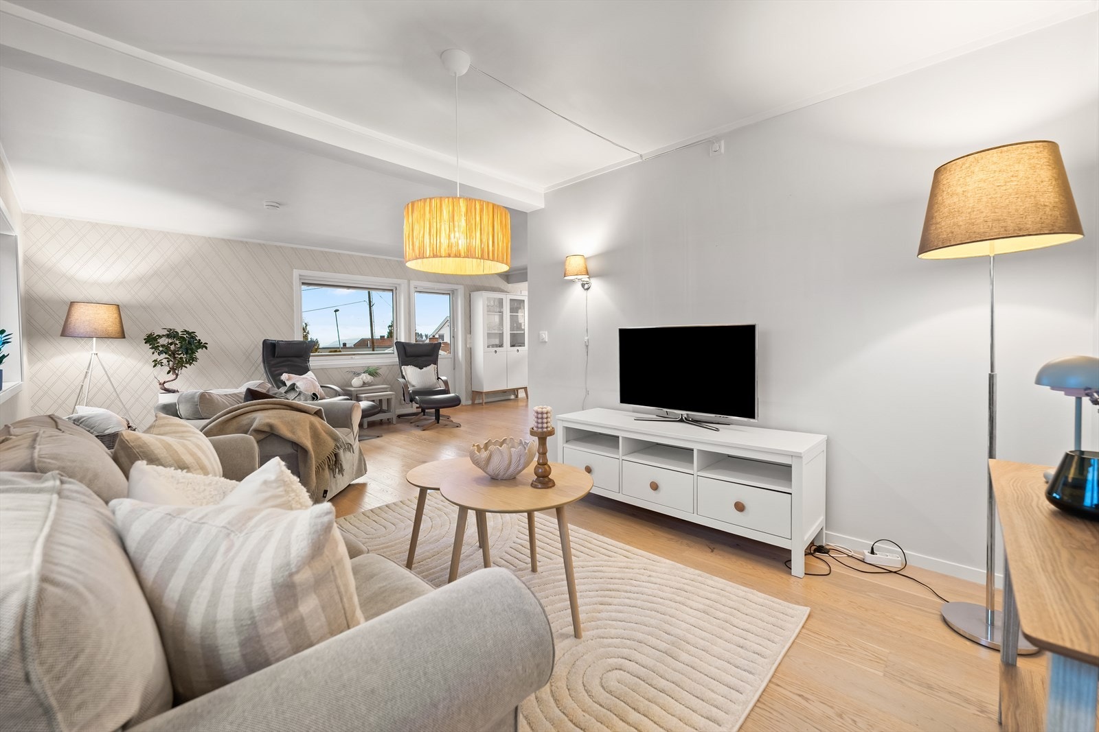 Den sosiale løsningen med stue, spisestue og kjøkken blir selve hjertet i huset. Galleribilde