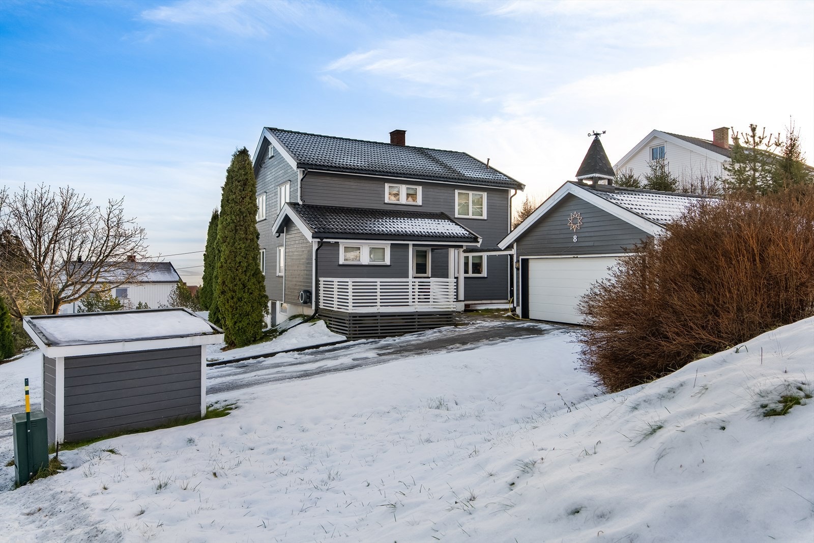 Det ønskes velkommen til en svært påkostet og velholdt enebolig med attraktiv beliggenhet i Nordbyen. Galleribilde