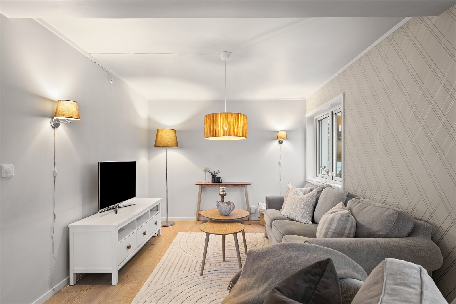 Stuen deles naturlig i flere soner og tilpasses enkelt egen stil og behov. Galleribilde