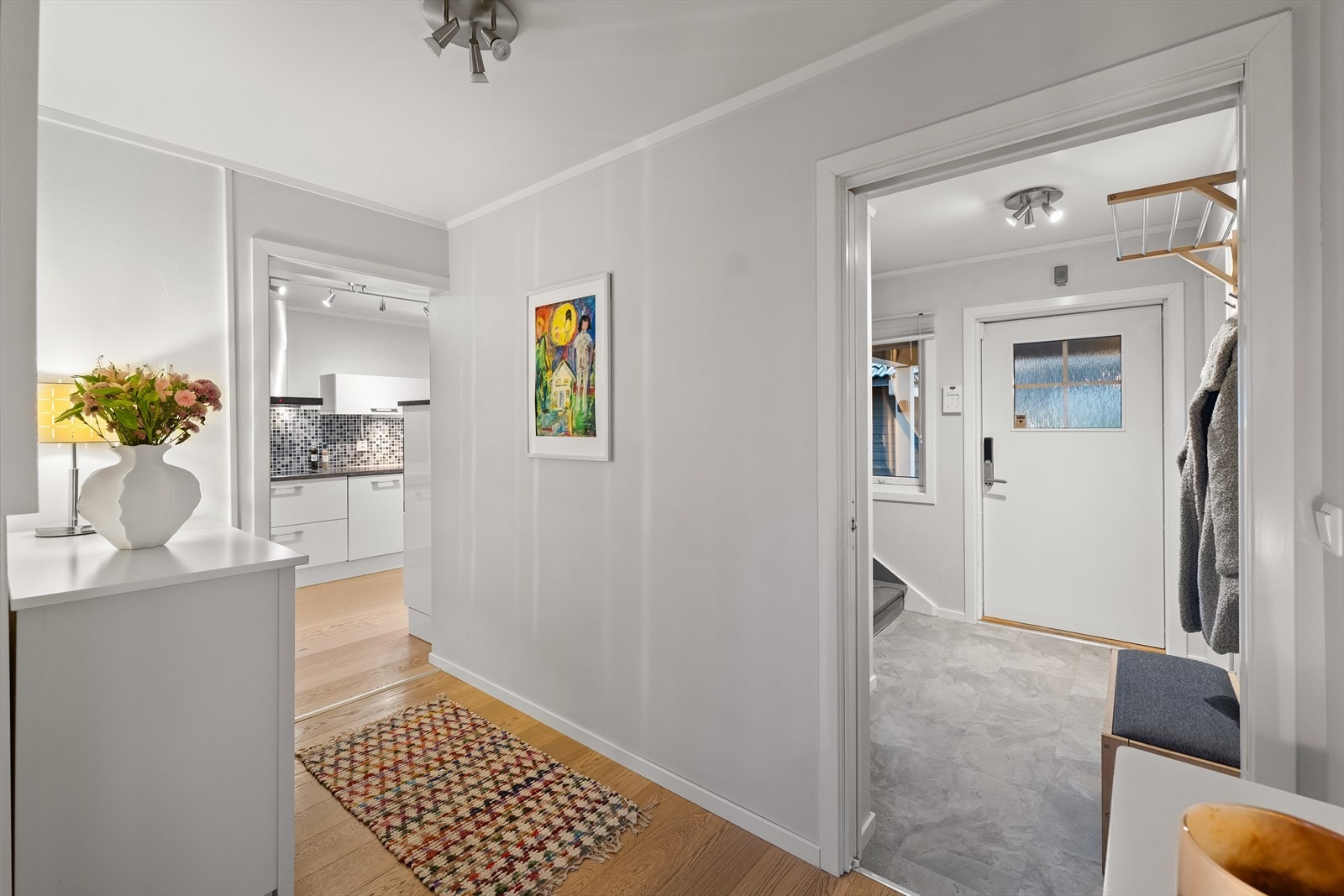 Velkommen inn - Todelt gang med plass til ønsket oppbevaringsmøblement. Galleribilde