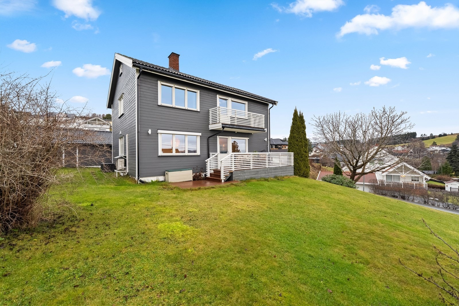 Innbydende fasade med nyere kledning som er behandlet i senere år. Galleribilde