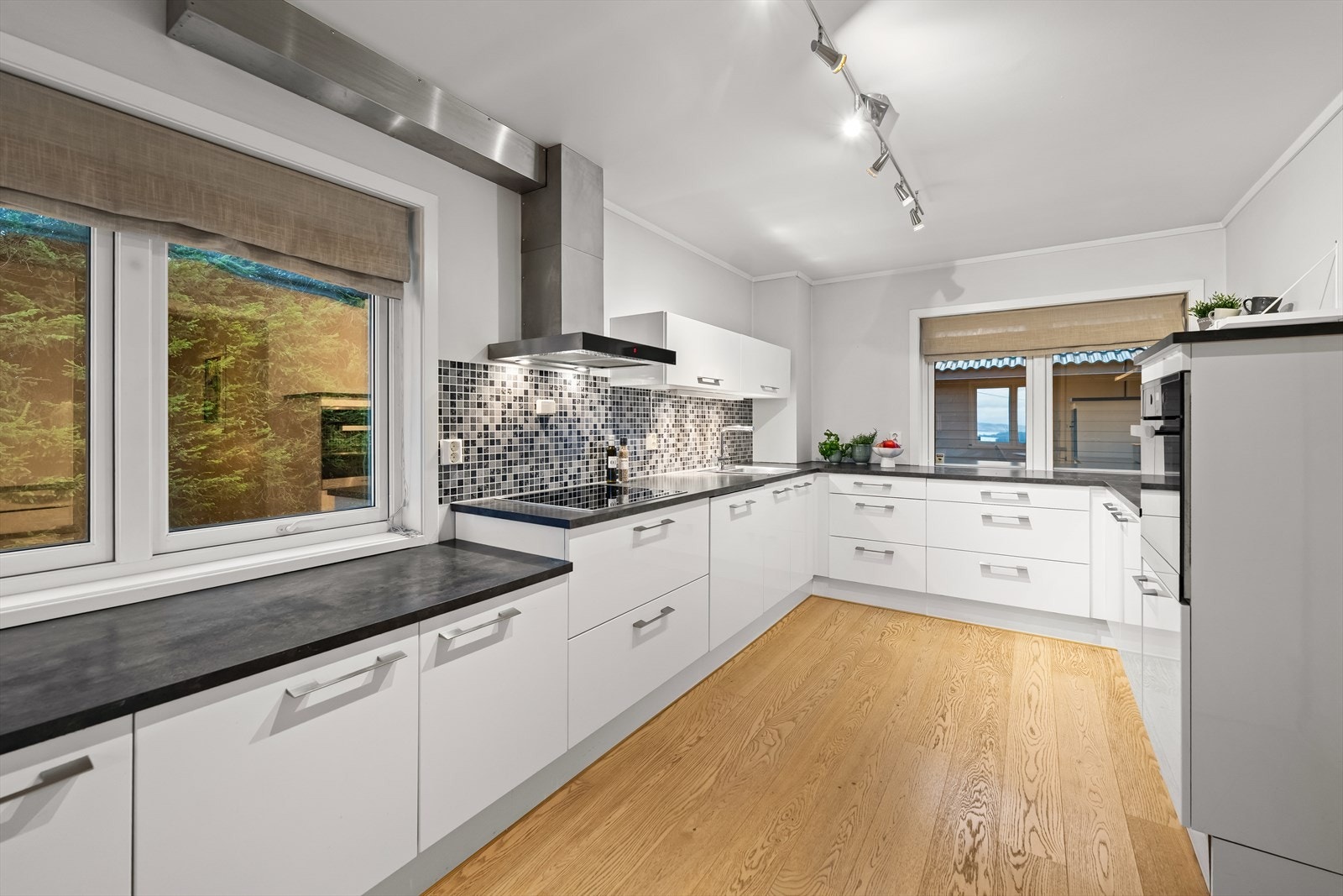 Det er delvis åpen løsning mot spisestuen - Som gjør det enkelt å underholde gjester under matlagingen. Galleribilde