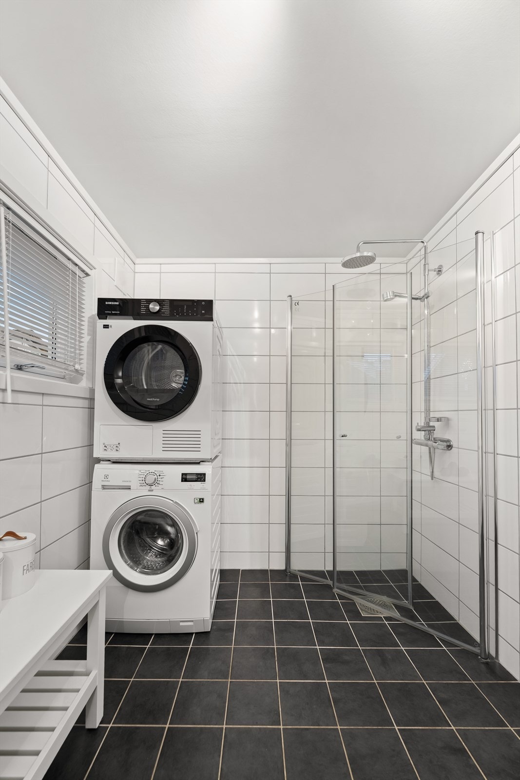 God plass til vask/tørk og dusjsone bak innfellbare dører. Galleribilde